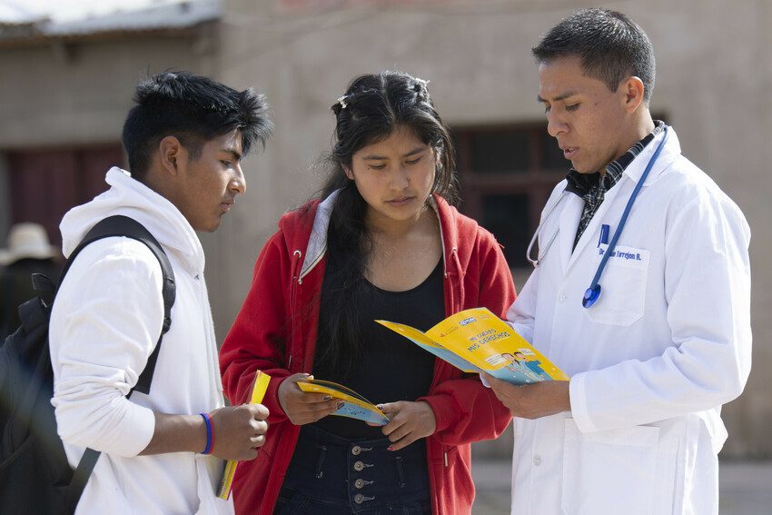 Doctor Juan Rodriguez speaks to young people at health fair supported by the ARRIBA project.